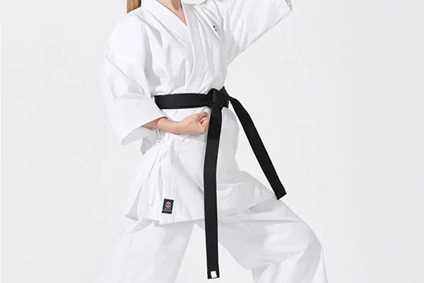 가라데 장비는 정확성과 제어된 접촉에 중점을 둡니다.